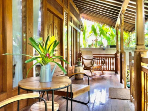 Ubud Auroville bright wooden home with kitchen
